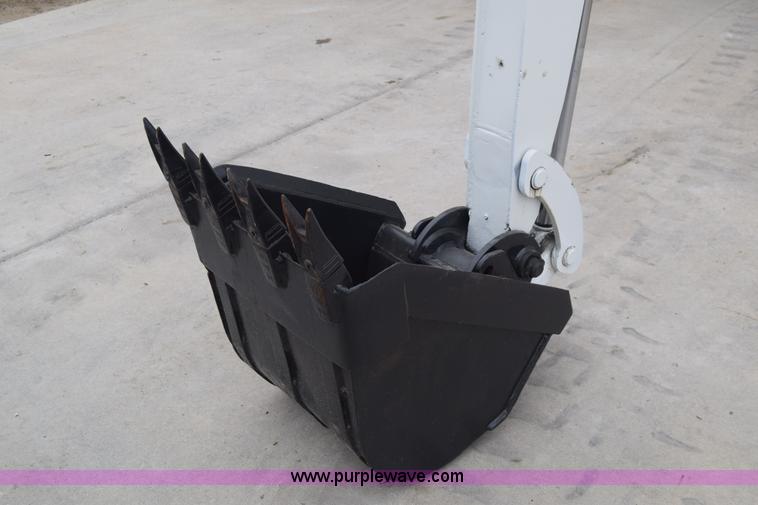 image for item H8586 1999 Bobcat 337 compact excavator