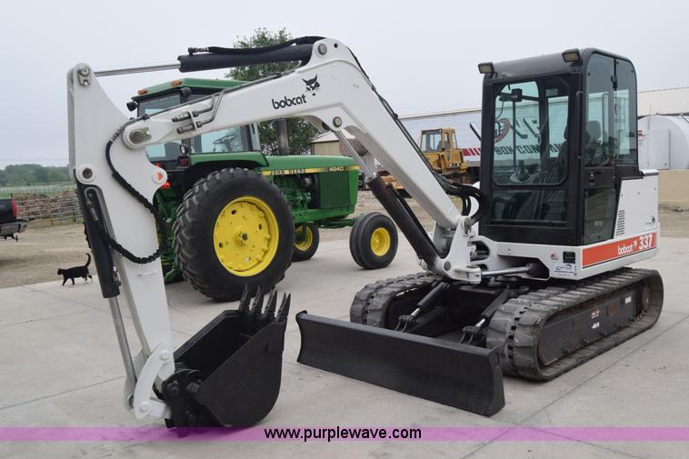 image for item H8586 1999 Bobcat 337 compact excavator