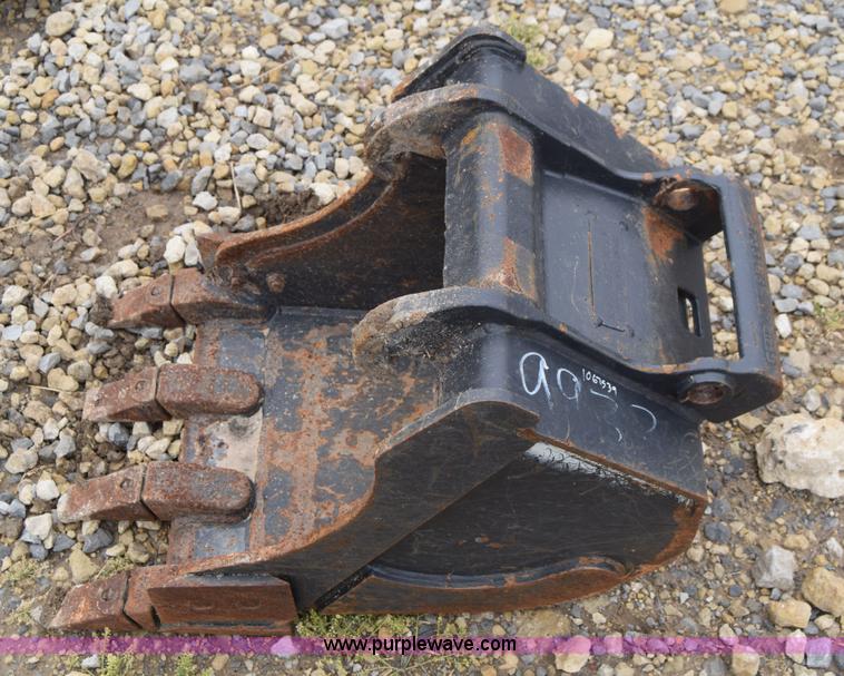 image for item H8586 1999 Bobcat 337 compact excavator