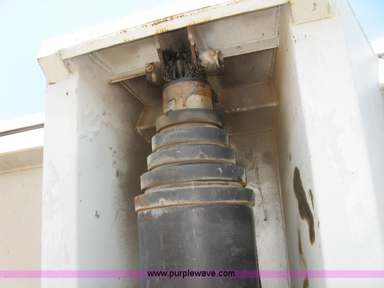 image for item H8635 2006 Hilbilt Mongoose 26-3/16 HDXL end dump trailer