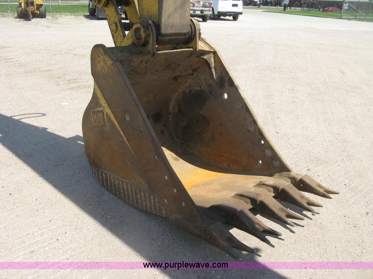 image for item H8639 2001 Caterpillar 320C L excavator