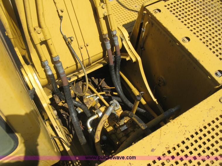 image for item H8639 2001 Caterpillar 320C L excavator