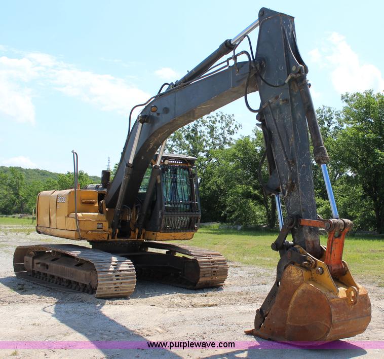 image for item I1673 2008 John Deere 200LC excavator