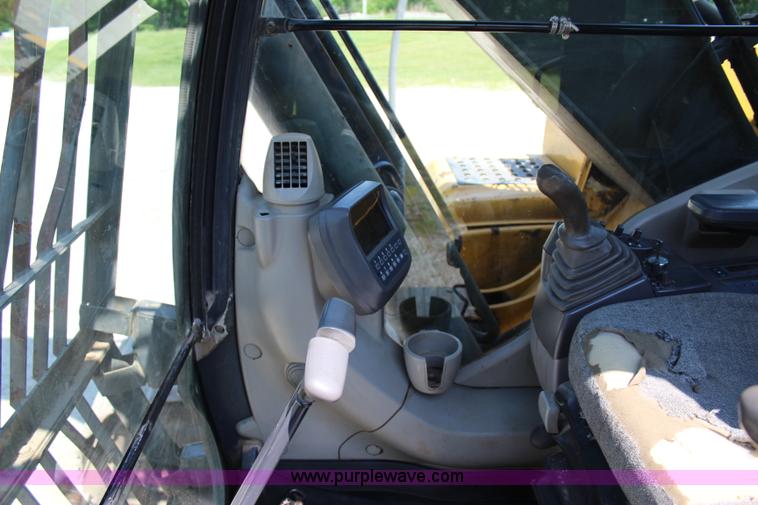 image for item I1673 2008 John Deere 200LC excavator