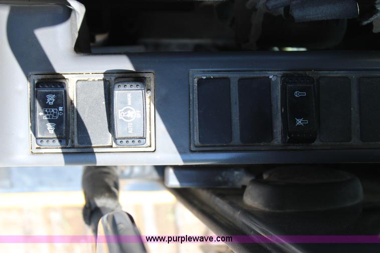 image for item I1673 2008 John Deere 200LC excavator