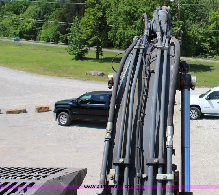 image for item I1673 2008 John Deere 200LC excavator