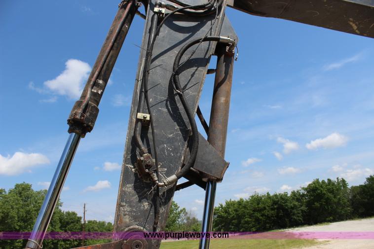 image for item I1673 2008 John Deere 200LC excavator