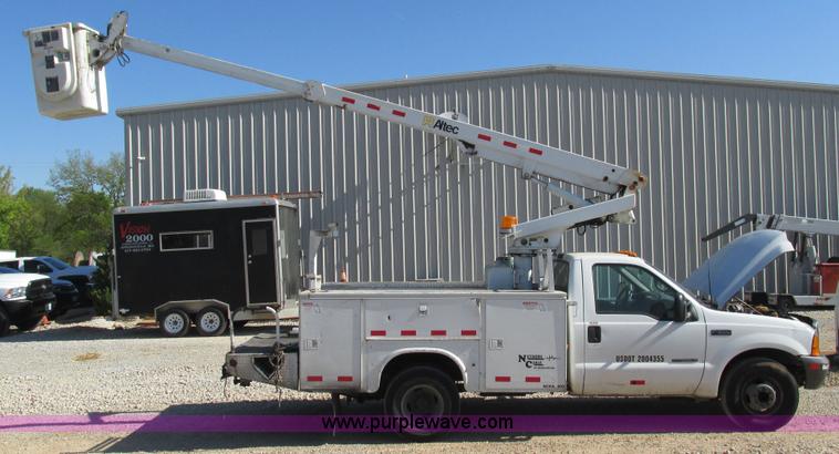 image for item I3019 2000 Ford F350 Super Duty XL bucket truck