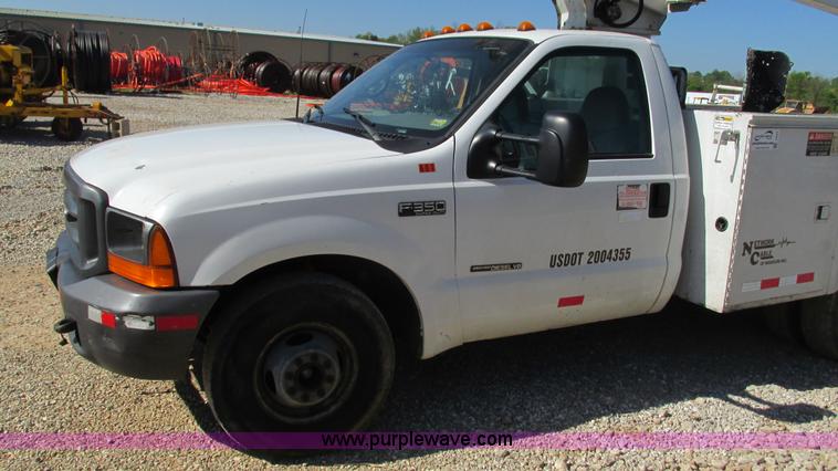 image for item I3019 2000 Ford F350 Super Duty XL bucket truck