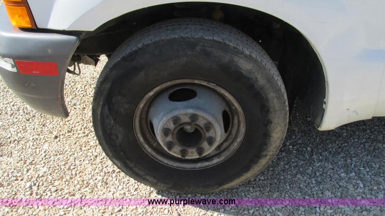 image for item I3019 2000 Ford F350 Super Duty XL bucket truck