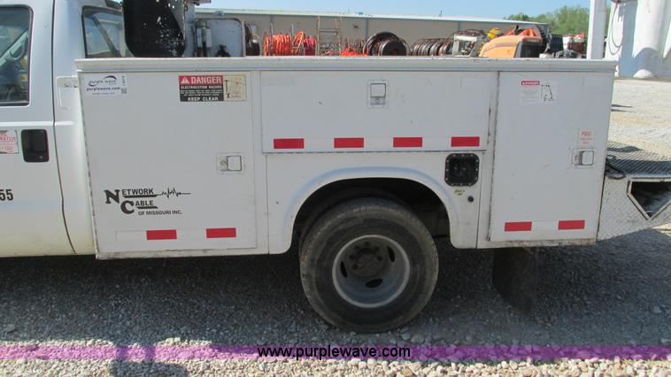 image for item I3019 2000 Ford F350 Super Duty XL bucket truck