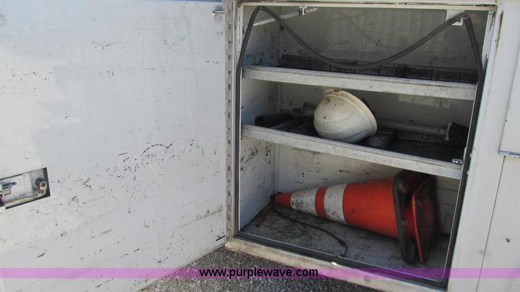 image for item I3019 2000 Ford F350 Super Duty XL bucket truck