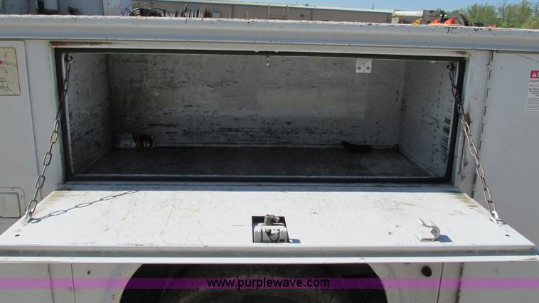 image for item I3019 2000 Ford F350 Super Duty XL bucket truck