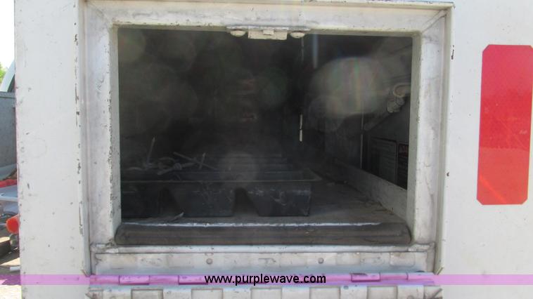 image for item I3019 2000 Ford F350 Super Duty XL bucket truck