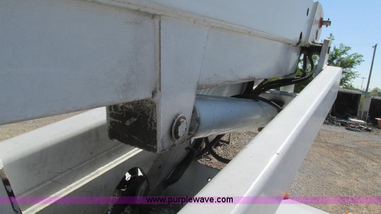 image for item I3019 2000 Ford F350 Super Duty XL bucket truck