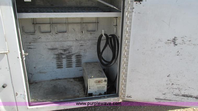 image for item I3019 2000 Ford F350 Super Duty XL bucket truck