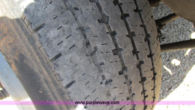 image for item I3019 2000 Ford F350 Super Duty XL bucket truck