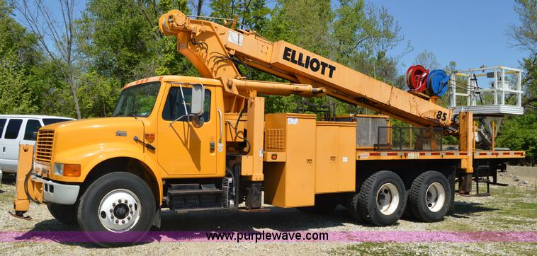 image for item I4575 2002 International 4900 bucket truck