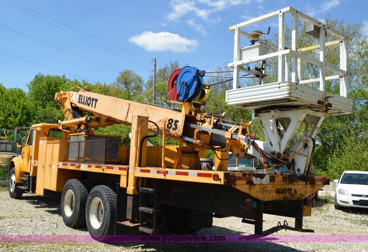 image for item I4575 2002 International 4900 bucket truck