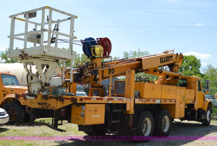 image for item I4575 2002 International 4900 bucket truck