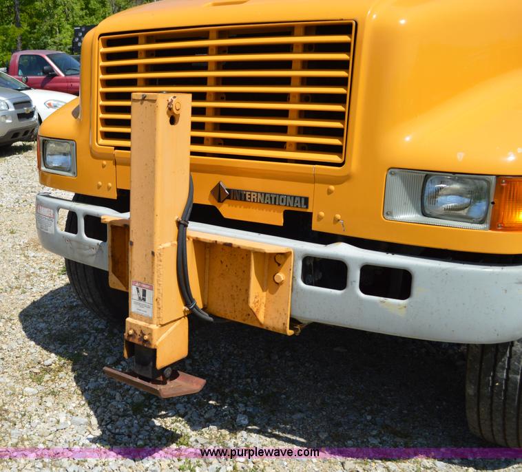image for item I4575 2002 International 4900 bucket truck