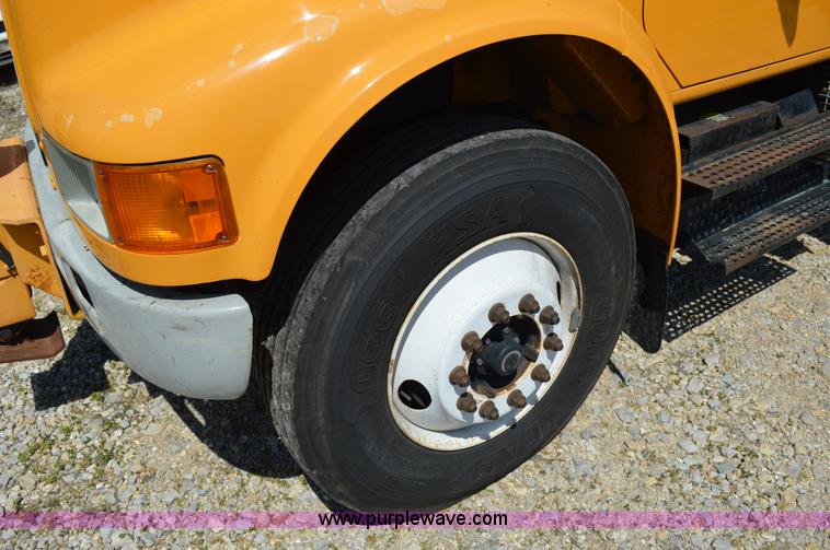 image for item I4575 2002 International 4900 bucket truck