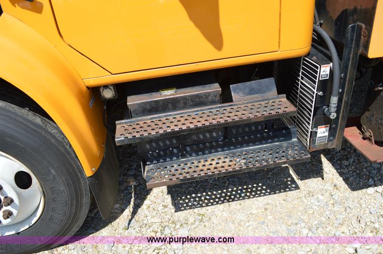 image for item I4575 2002 International 4900 bucket truck