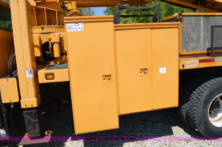 image for item I4575 2002 International 4900 bucket truck