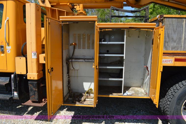 image for item I4575 2002 International 4900 bucket truck