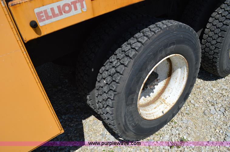 image for item I4575 2002 International 4900 bucket truck