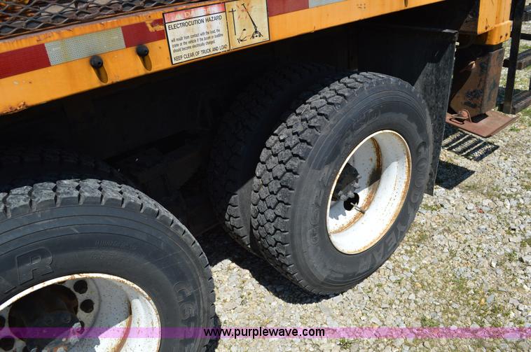 image for item I4575 2002 International 4900 bucket truck