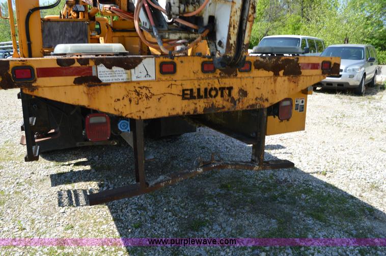 image for item I4575 2002 International 4900 bucket truck