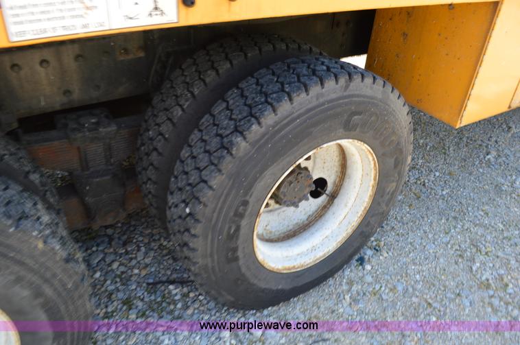 image for item I4575 2002 International 4900 bucket truck