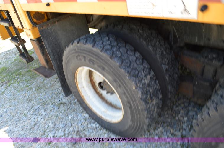 image for item I4575 2002 International 4900 bucket truck