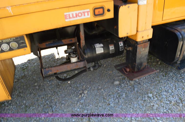 image for item I4575 2002 International 4900 bucket truck