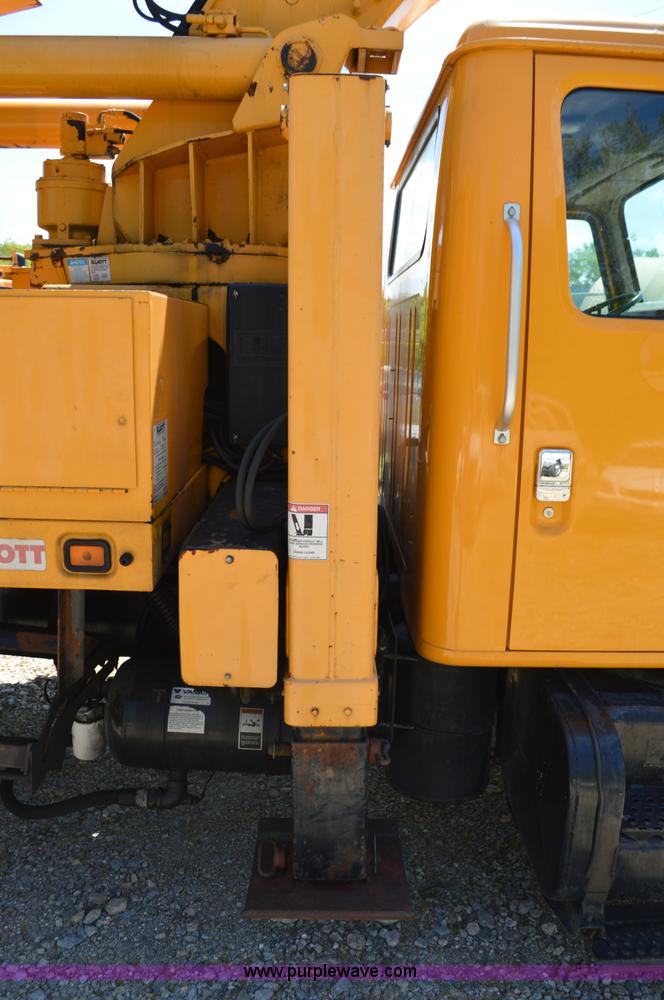 image for item I4575 2002 International 4900 bucket truck