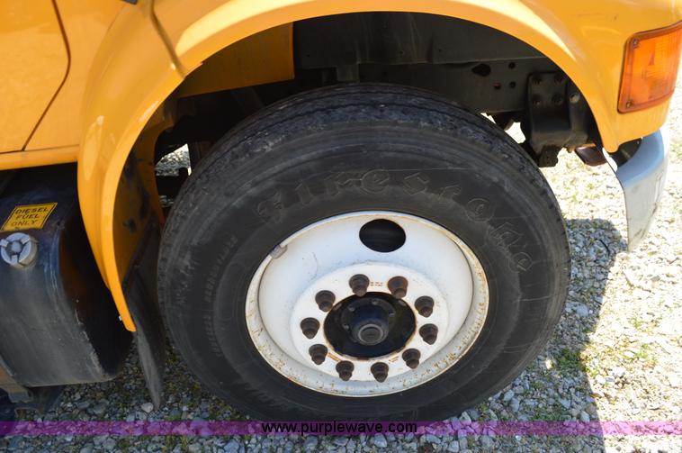 image for item I4575 2002 International 4900 bucket truck