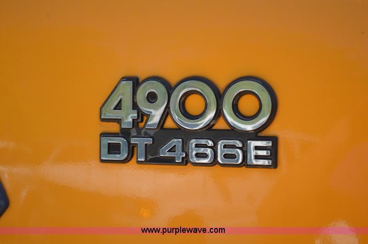 image for item I4575 2002 International 4900 bucket truck