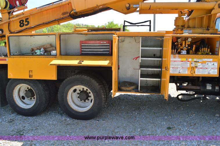 image for item I4575 2002 International 4900 bucket truck