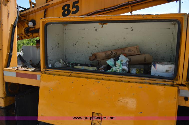 image for item I4575 2002 International 4900 bucket truck