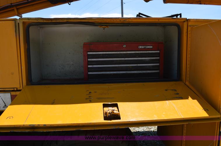 image for item I4575 2002 International 4900 bucket truck