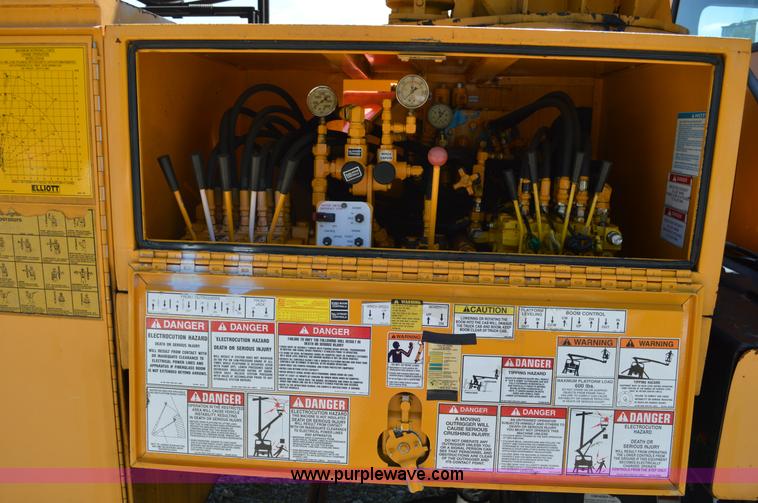 image for item I4575 2002 International 4900 bucket truck