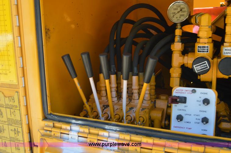 image for item I4575 2002 International 4900 bucket truck