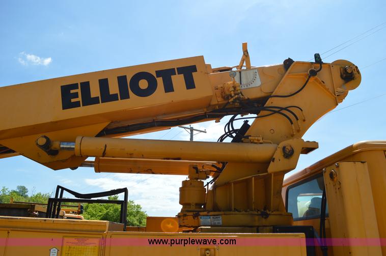 image for item I4575 2002 International 4900 bucket truck