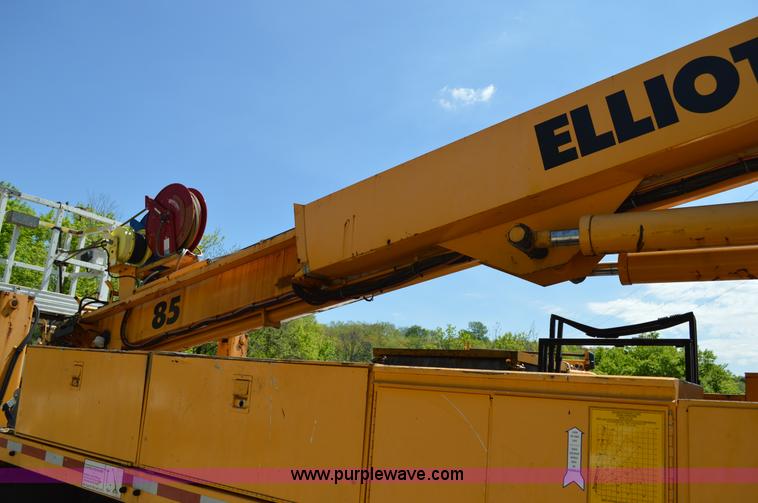 image for item I4575 2002 International 4900 bucket truck