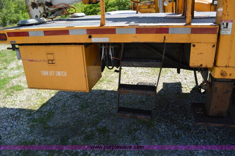 image for item I4575 2002 International 4900 bucket truck