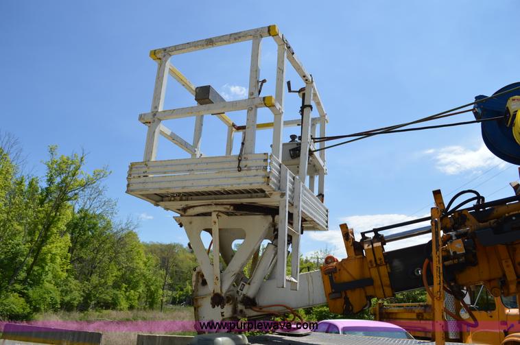 image for item I4575 2002 International 4900 bucket truck