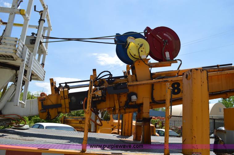 image for item I4575 2002 International 4900 bucket truck