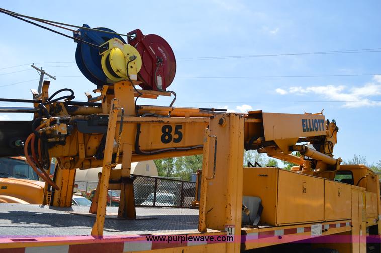 image for item I4575 2002 International 4900 bucket truck