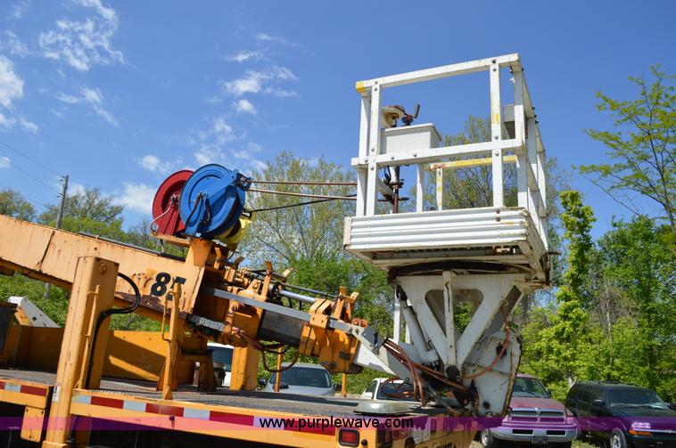 image for item I4575 2002 International 4900 bucket truck